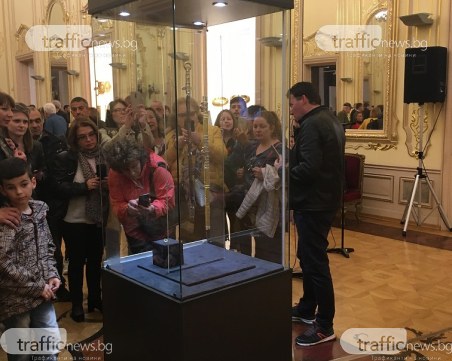 Мечът на Кубрат напълни Националната галерия, опашки и снимки с часове