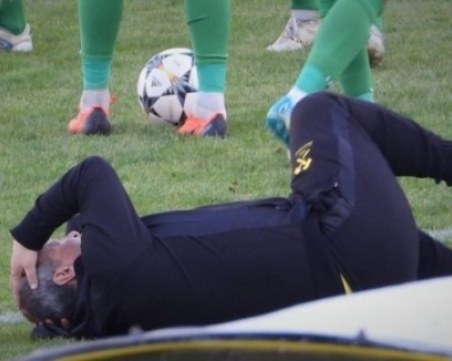 Нацелиха с камък в главата треньора на Миньор