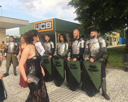 Рицари в доспехи изпратиха абитуриентите от Руската и Математическата в Пловдив