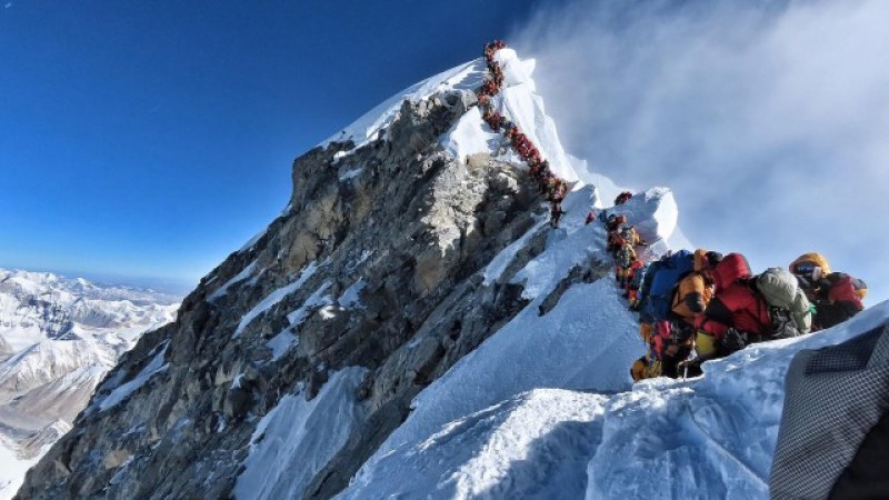 Задръстване от алпинисти на Еверест! Има загинали