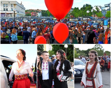 Абитуриенти от Френската гимназия смениха роклите с носии, а токчетата - с цървули