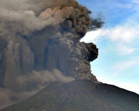 Изригна вулканът Агунг на остров Бали! 9 села са покрити с пепел