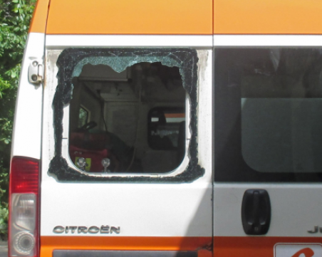 Нападателят на медиците в линейката е приет в болница