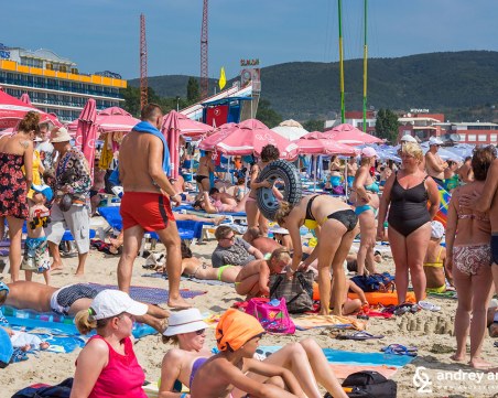 Слънчев бряг открива сезона – цените по плажа остават същите, охраната засилена