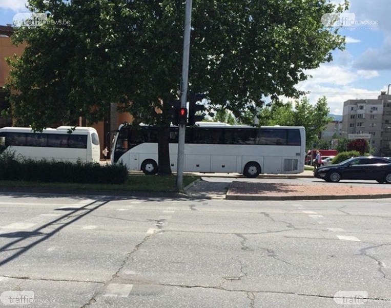 Автобус се курдиса върху пешеходна пътека в Пловдив, на шофьора – не му пукало