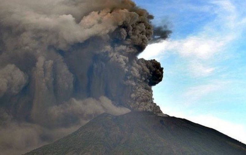 Изригна вулканът Агунг на остров Бали! 9 села са покрити с пепел
