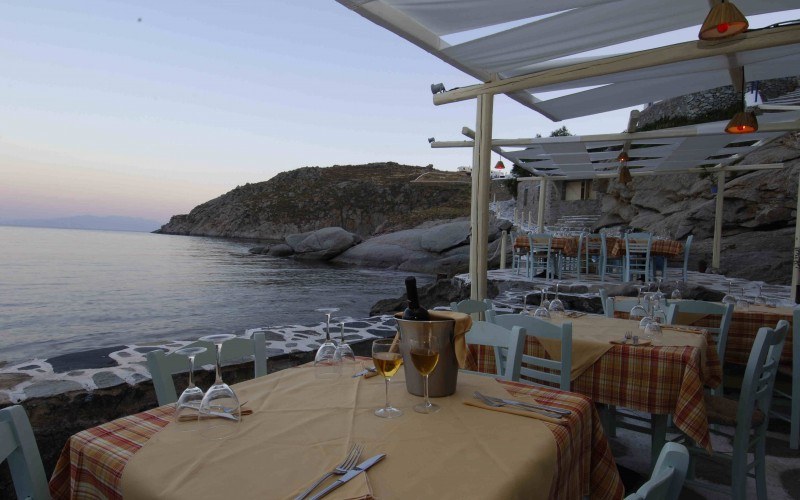 Калмари, салата и 6 бири – 836 евро! Сметка в таверна в Гърция възмути туристическите форуми