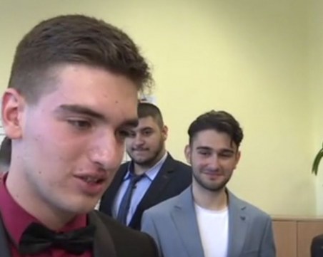 Абитуриенти препълниха избирателна секция в Кърджали