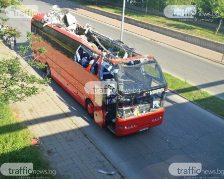 Автобусът, опитал се да мине под мост в Пловдив, остана изцяло без покрив