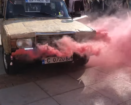 Цигански оркестри и димки пред Народния театър. Минаха ли границата абитуриентите?