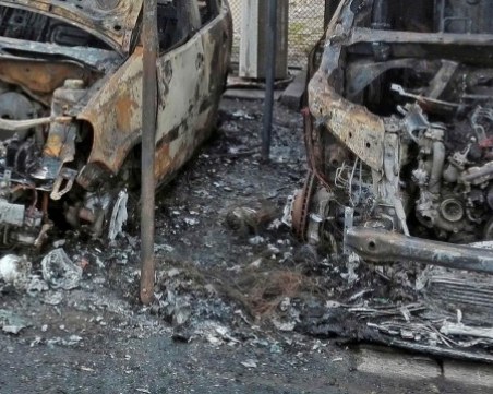 Два автомобила горят между 7 и 8 блок в 