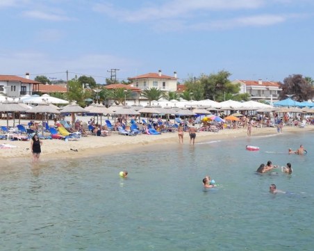 Гласуваш, докато се печеш на гръцкия плаж. Секции в Солун, Крит, Халкидики…