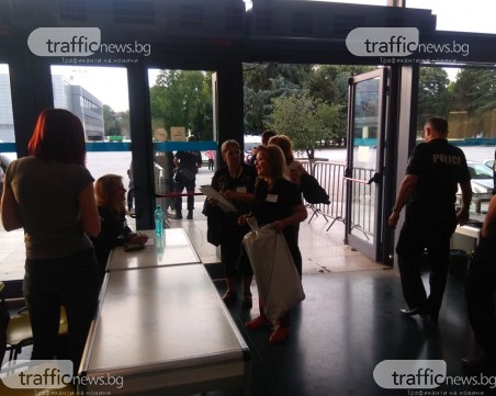 Рекордно ниска избирателна активност в Пловдив, първите бюлетини пристигнаха в Панаира