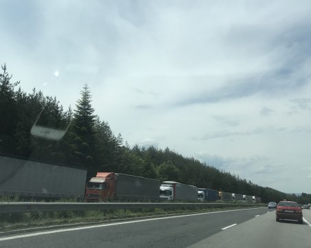 Над 15 тира са отбити на Траянови врата на АМ Тракия