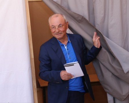 НСО зорко бди над Доган! Гласува в столичното 36 СУ и си тръгна мълчалив