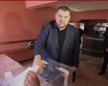 Пеевски пръв пусна бюлетина във велинградското село Света Петка