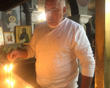 Преди да гласува, Бойко Борисов се помоли в църква в Банкя