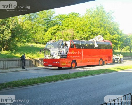 Преместиха автобуса, останал без покрив, край Колодрума