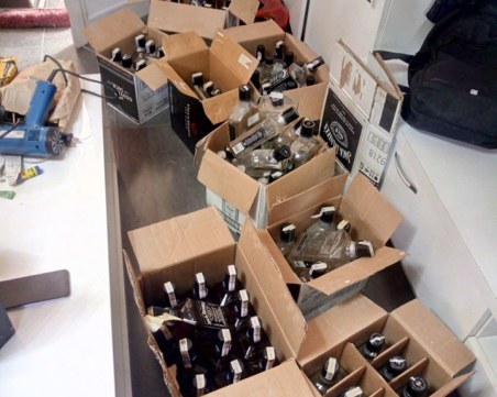 Мъж товарил кола с нелегално уиски в София, задържаха го и иззеха 95 бутилки