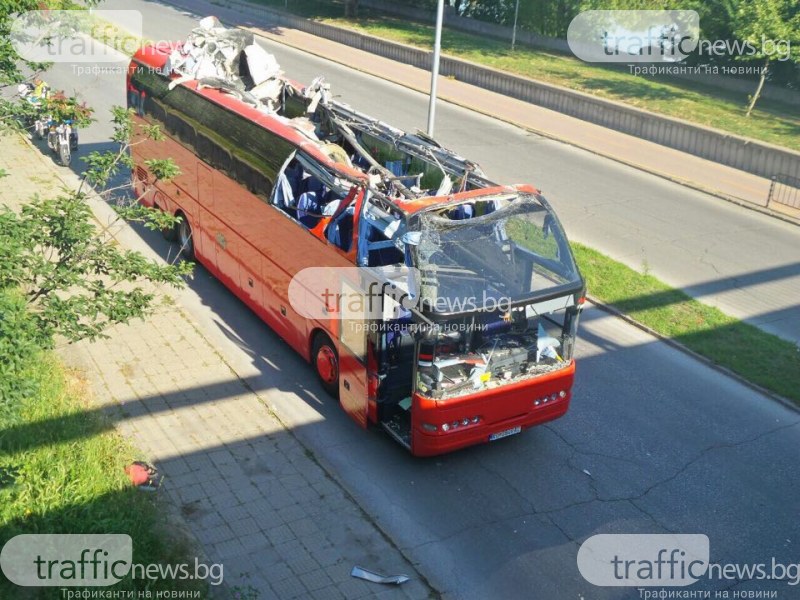 Автобусът, опитал се да мине под мост в Пловдив, остана изцяло без покрив
