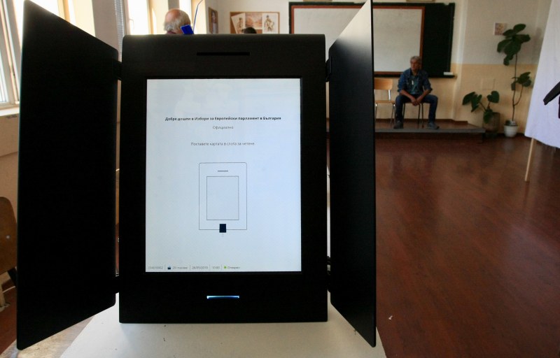 Машинният вот секна в 10 секции в страната. Проблемите – непреодолими!