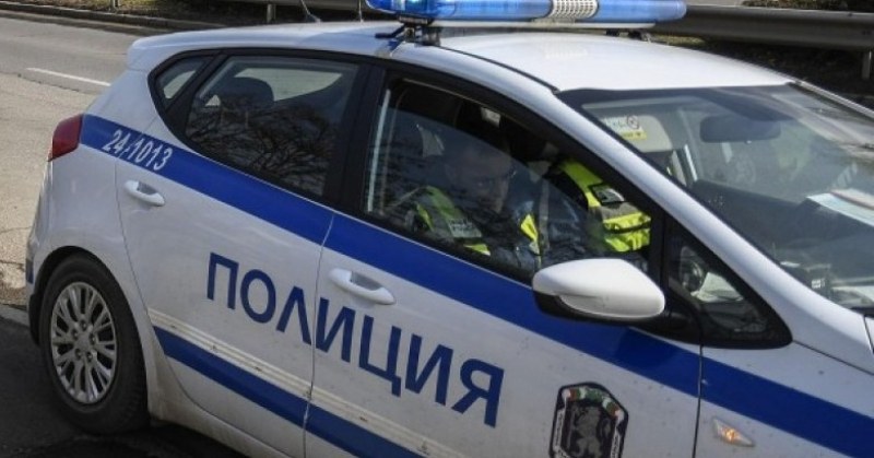 Пияна жена от Велико Търновско счупи огледалото на патрулка