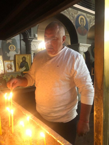 Преди да гласува, Бойко Борисов се помоли в църква в Банкя
