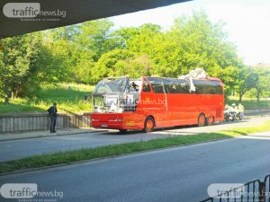 Преместиха автобуса, останал без покрив, край Колодрума