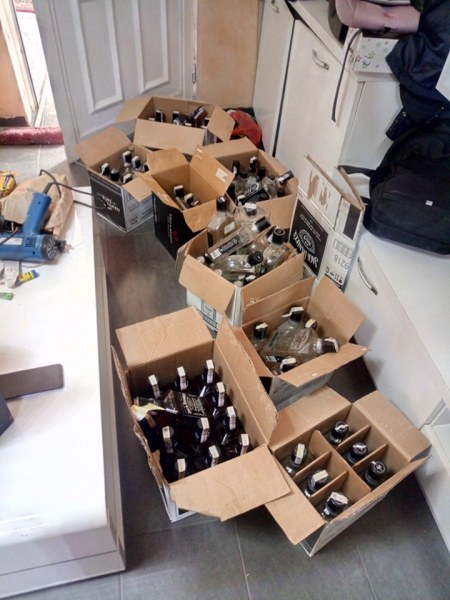 Мъж товарил кола с нелегално уиски в София, задържаха го и иззеха 95 бутилки