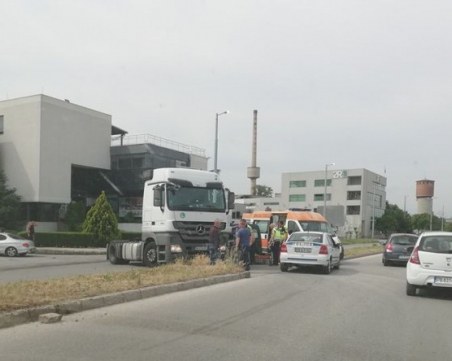 48-годишен шофьор е в болница след катастрофата между камион и кола в Пловдив