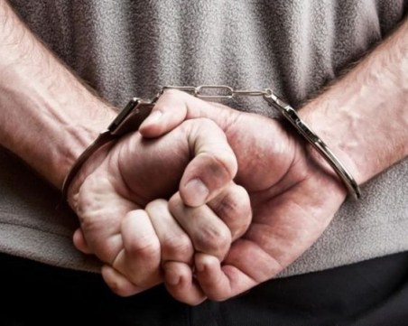 Арестуваха 21-годишен наркопласьор в Карлово