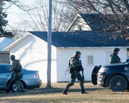 Бебе престоя 3 дни с мъртвите си родители! Никой не чу плача му