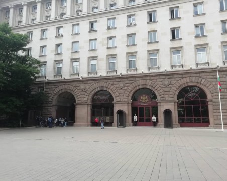 Бунтът срещу матурите се провали. Във Facebook - 200, на площада - никой!