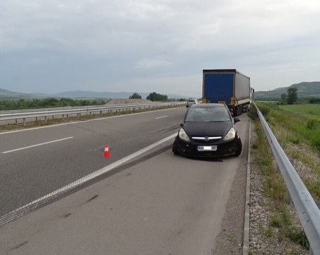 Тир блъсна аварирал автомобил на АМ 