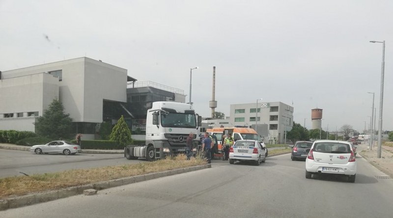 Камион и кола се блъснаха в Пловдив! На място има линейка