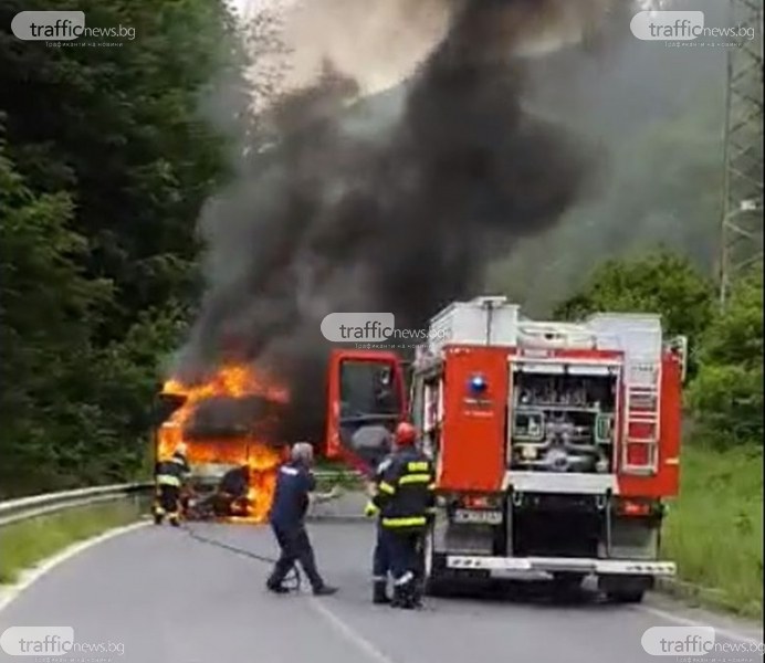 Камион пламна като факла на пътя Пловдив - Девин! Движението е спряно