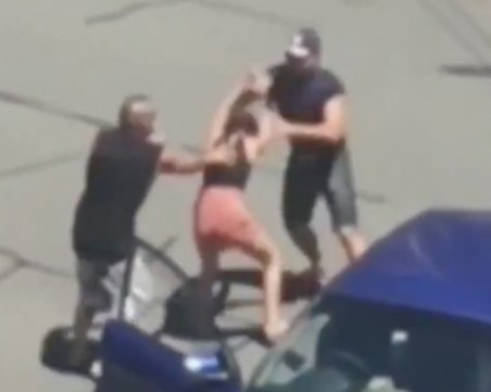 Бесен мотопедист нападна жена в Бургас, отнела му предимството