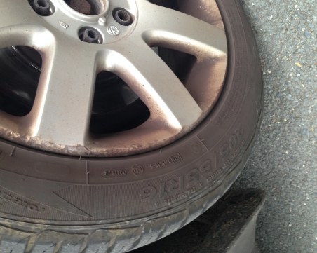 БМВ осъмна на трупчета в Горна Оряховица