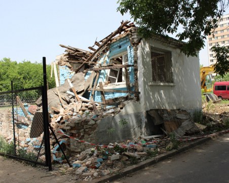 Бутат необитаеми ромски къщи в 