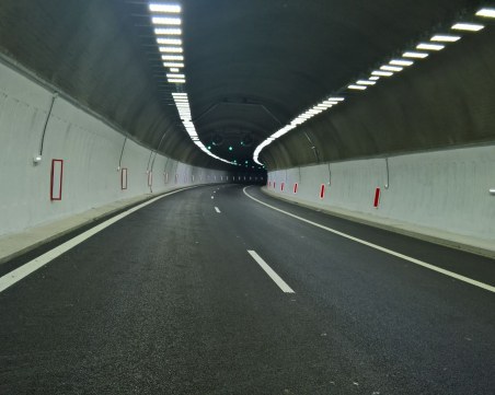 Ограничиха движението в тунел 