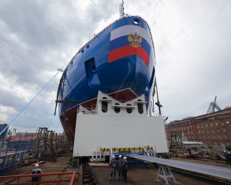 Руски кораб с два реактора разбива лед с дебелина 3 метра