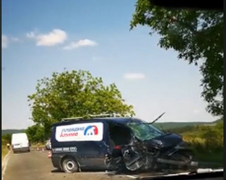 Тежка катастрофа край Пловдив, бус е с размазана предница