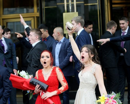 Учители и абитуриенти се опълчиха на кувертите: 5 часа бал – година храни!