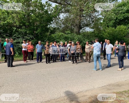 Жители на пловдивското Церетелево блокираха път, нямат вода от 5 месеца