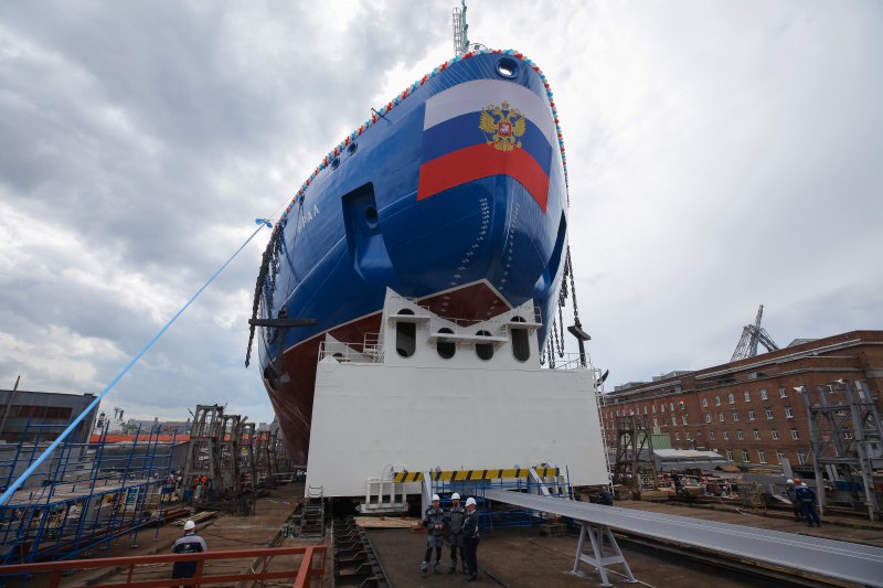 Руски кораб с два реактора разбива лед с дебелина 3 метра