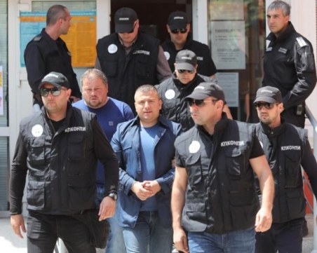 Кметът на Божурище продал общински имот на баща си, теглил 1 млн. кредит