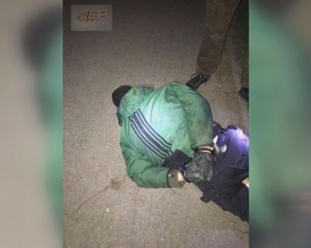 Крадец в крачка… 44-годишен с белезници, разбил каса за пари