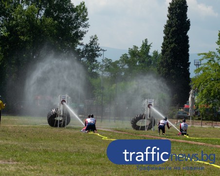 Пожарникари влязоха в битка! Двуметрови водни 