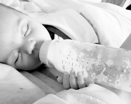 Хиляди подават ръка на бебе Калина и родителите й в онлайн благотворителен базар