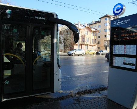 Край на жегите по спирките на градския транспорт! София слага охладителни системи